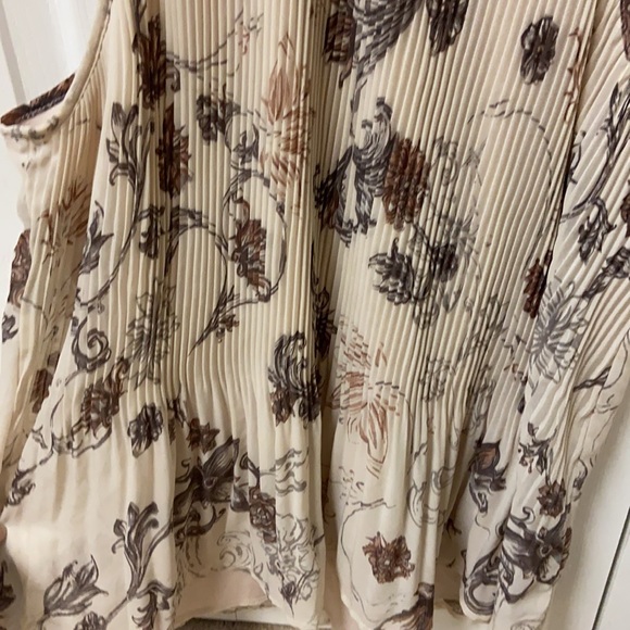 Maurices small floral sheer, lined sleeveless top - Picture 4 of 10